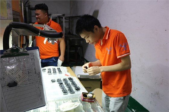 注塑模具制造廠：藍(lán)牙耳機(jī)模具你知多少<div   id=