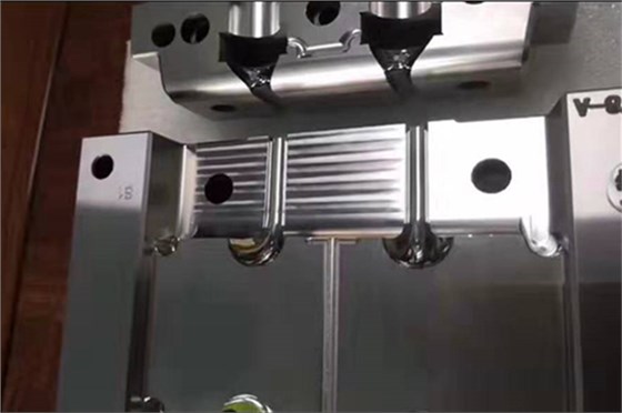 深圳藍牙耳機注塑加工廠:博騰納設立12道QC質檢工序<div id=